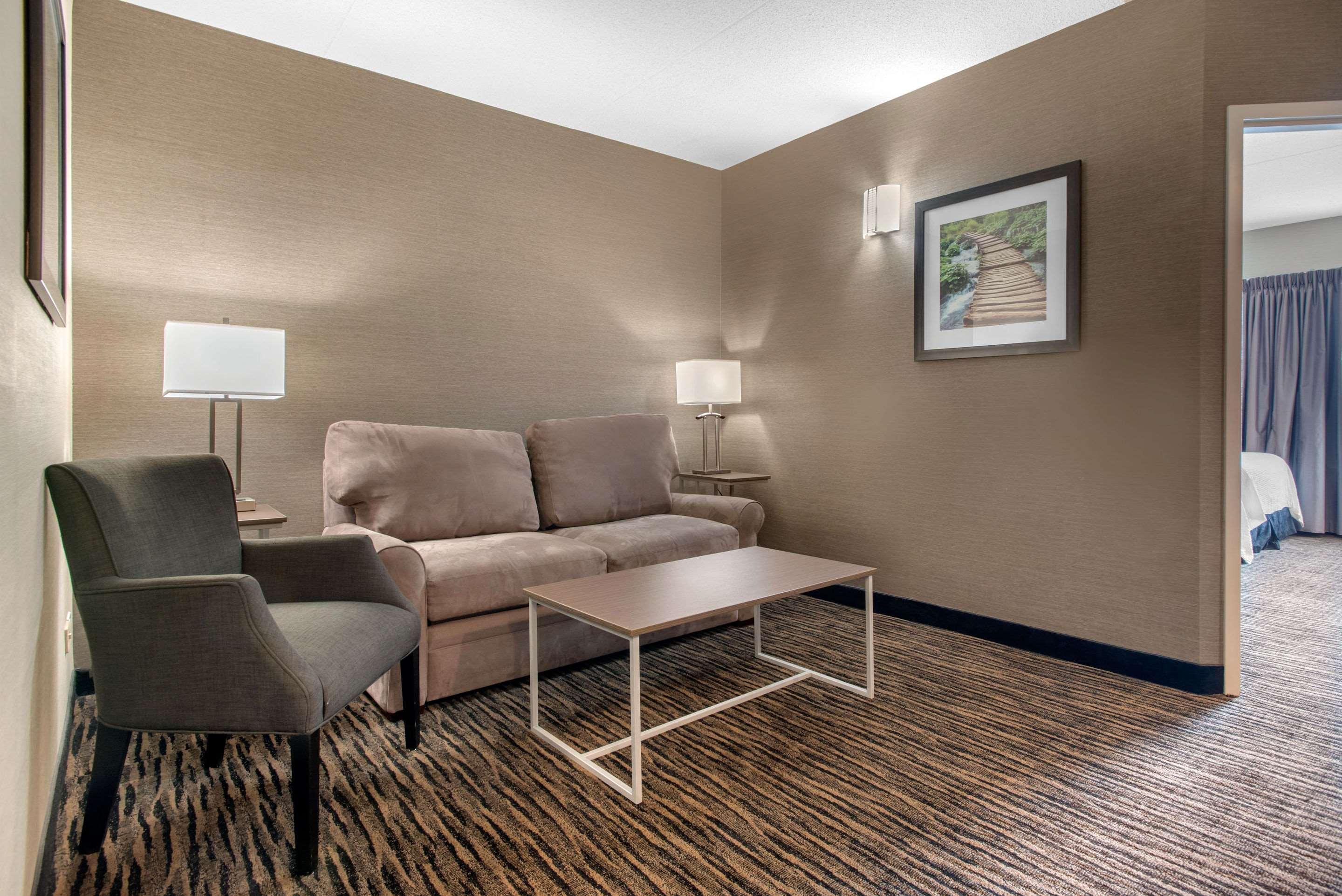 Clarion Hotel & Suites Брендон Екстер'єр фото